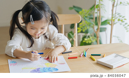 家でお絵描きする3歳の子供(育児・子育て) 家でお絵描きする3歳の子供(育児・子育て) 84036047