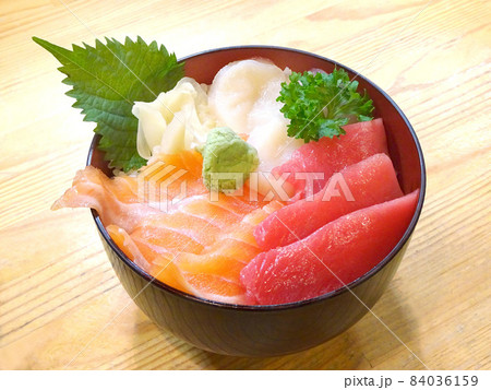 海鮮丼 三色丼 ホタテ サーモン まぐろ 海鮮丼 三色丼 ホタテ サーモン まぐろ 84036159