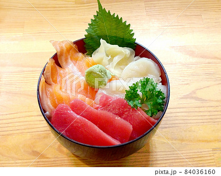 海鮮丼　三色丼　ホタテ　サーモン　まぐろ 84036160