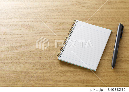 筆記用具　ペンとメモ帳 84038252