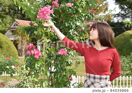 薔薇と女性 薔薇と女性 84039866