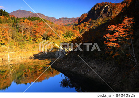 岩手県奥州市　紅葉の奥州湖 84040828