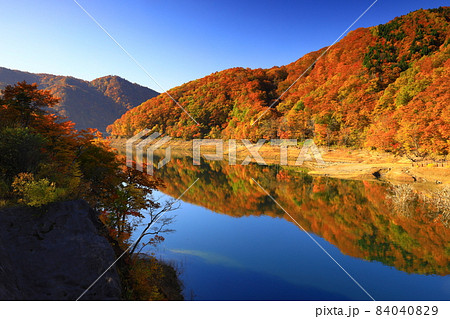 岩手県奥州市　紅葉の奥州湖 84040829