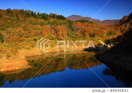 岩手県奥州市　紅葉の奥州湖 84040831