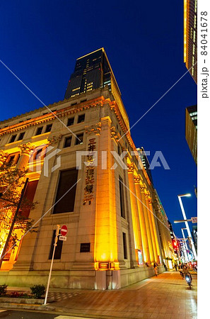 東京　中央区　日本橋の都市風景　三井本館の夜景 84041678