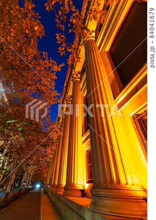 東京　中央区　日本橋の都市風景　三井本館の夜景 84041679