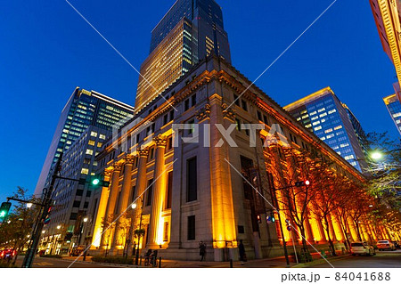 東京　中央区　日本橋の都市風景　三井本館の夜景 84041688