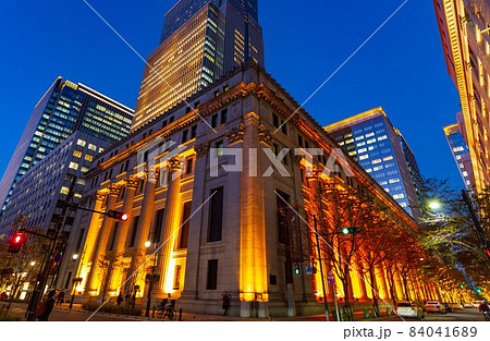 東京　中央区　日本橋の都市風景　三井本館の夜景 84041689