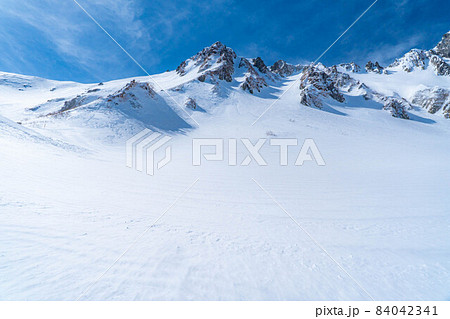 雪山登山風景　冬の千畳敷カール【長野県】 84042341