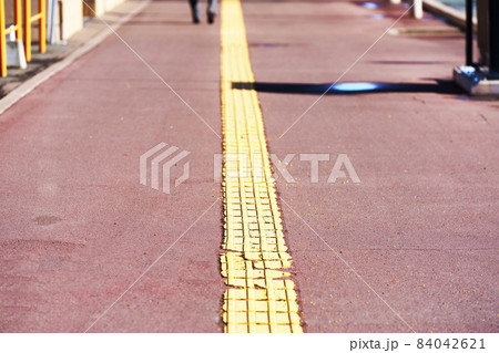 歩道の点字ブロック  84042621