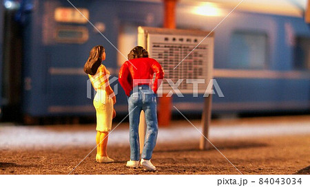 駅のホームで列車の時刻を調べる男女 ジオラマ 84043034
