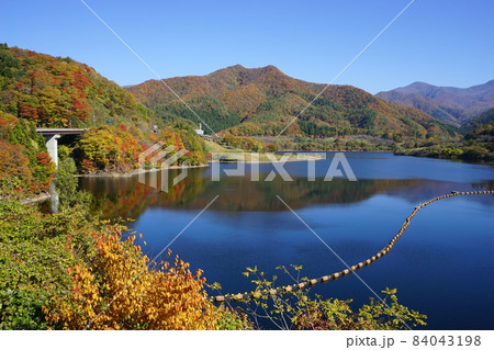 秋の早池峰ダムからの風景 84043198