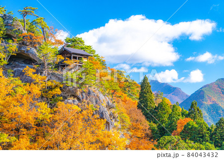 紅葉の山寺　釈迦堂（山形県山形市） 84043432