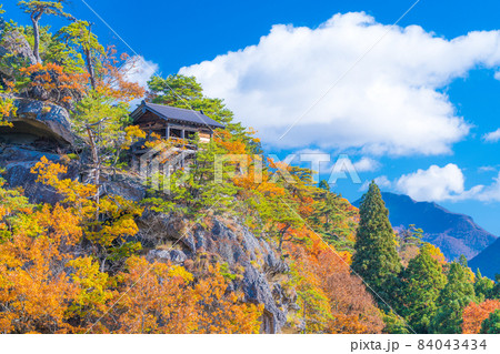 紅葉の山寺　釈迦堂（山形県山形市） 84043434