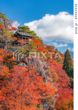 紅葉の山寺　釈迦堂（山形県山形市） 84043436
