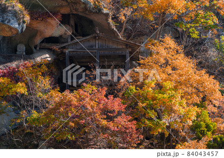 紅葉の山寺 胎内堂(山形県山形市) 紅葉の山寺 胎内堂(山形県山形市) 84043457