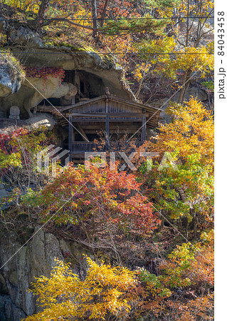 紅葉の山寺 胎内堂(山形県山形市) 紅葉の山寺 胎内堂(山形県山形市) 84043458