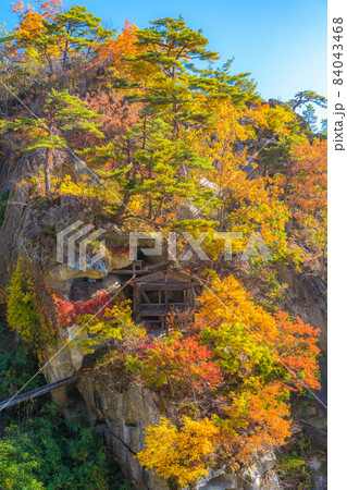 紅葉の山寺　胎内堂（山形県山形市） 84043468