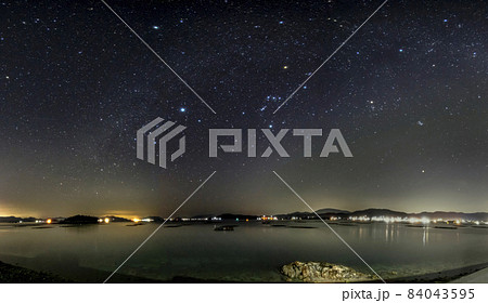 瀬戸内の冬の星景色　オリオン座と冬の天の川 84043595