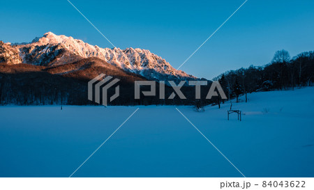 戸隠山の夜明け(冬) 戸隠山の夜明け(冬) 84043622