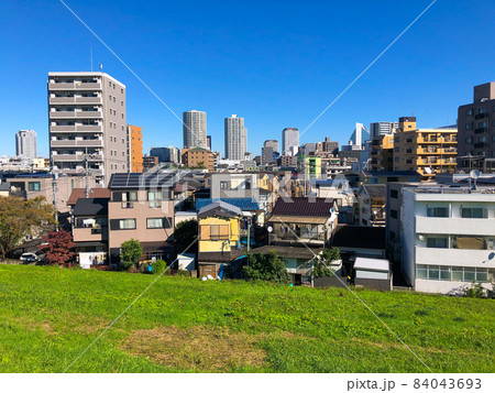 埼玉県川口市・荒川堤防から望む市街 埼玉県川口市・荒川堤防から望む市街 84043693