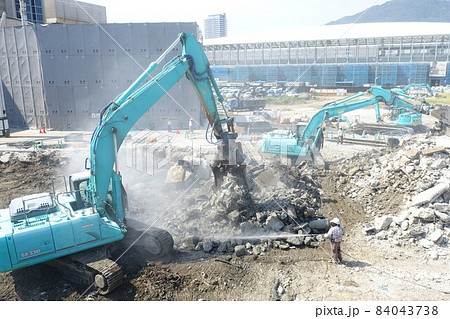 大型重機によるビル解体工事現場　取り壊し 84043738
