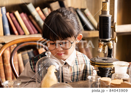 アンティーク部屋で勉強・研究をする女の子 アンティーク部屋で勉強・研究をする女の子 84043909