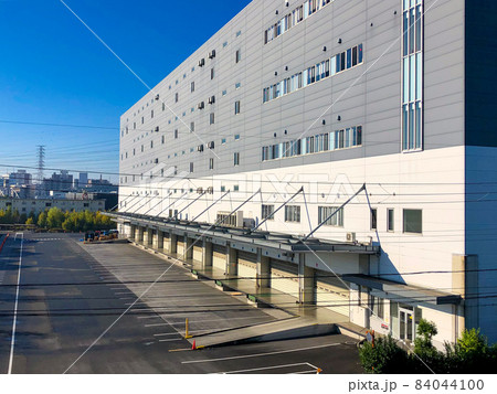 東京板橋・荒川沿いに並ぶ貸し倉庫 84044100