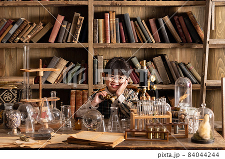 アンティーク部屋で勉強・研究をする女の子 84044244
