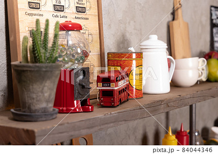 カフェの棚 84044346