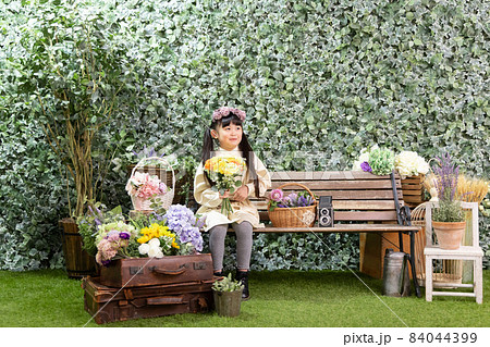 ベンチに座る女の子 84044399