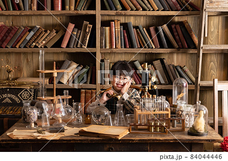 アンティーク部屋で勉強・研究をする女の子 84044446
