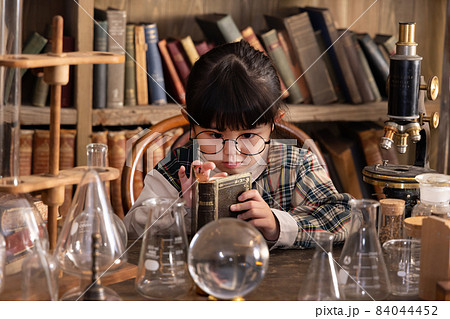 アンティーク部屋で勉強・研究をする女の子 84044452