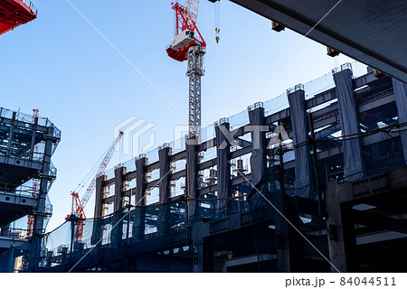 変貌を続ける東京 渋谷駅周辺の建設工事 夕刻のシルエット 2021.11　a-1 84044511