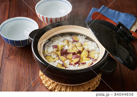 土鍋で炊いたさつま芋ご飯 土鍋で炊いたさつま芋ご飯 84044656