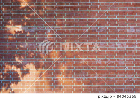 【背景素材】古いレンガ壁 84045369