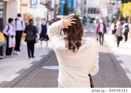 ロングヘアをかきあげる女性 woman ロングヘアをかきあげる女性 woman 84046391
