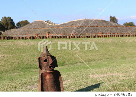 1500年前の築造当時の姿に復元された八幡塚古墳 84046505