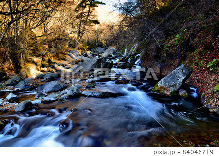 晩秋の川俣川渓谷 84046719