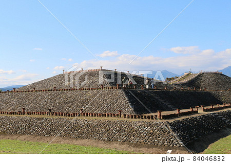 1500年前の築造当時の姿に復元された八幡塚古墳 84046832