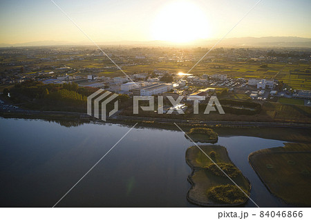 雄大で美しい伊佐沼の夕日と川越市の眺め　埼玉県川越市（ドローンによる空撮） 84046866