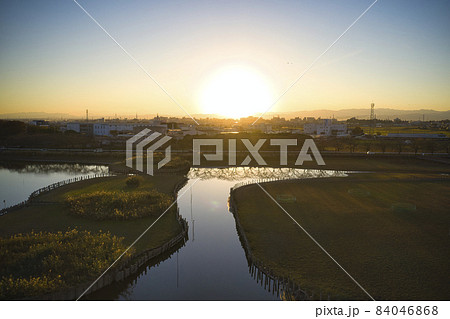 雄大で美しい伊佐沼の夕日と川越市の眺め　埼玉県川越市（ドローンによる空撮） 84046868