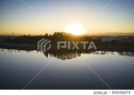 雄大で美しい伊佐沼の夕日と川越市の眺め　埼玉県川越市（ドローンによる空撮） 84046870