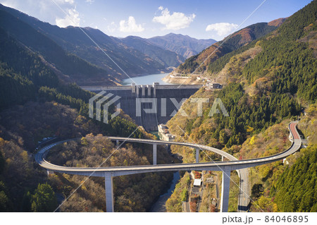 美しい雷電廿六木橋（らいでんとどろきばし）と滝沢ダム　埼玉県秩父市（ドローンによる空撮） 84046895