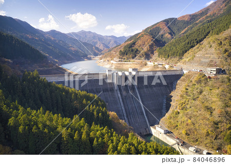 雄大な滝沢ダムと美しい奥秩父もみじ湖　埼玉県秩父市（ドローンによる空撮） 84046896