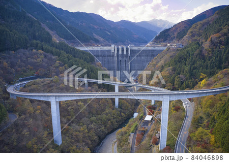 美しい雷電廿六木橋(らいでんとどろきばし)と滝沢ダム 埼玉県秩父市(ドローンによる空撮) 美しい雷電廿六木橋(らいでんとどろきばし)と滝沢ダム 埼玉県秩父市(ドローンによる空撮) 84046898