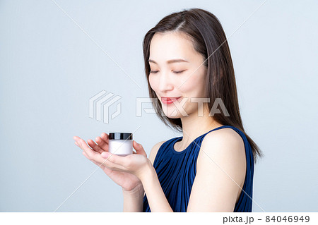 化粧品を持つ若い女性 化粧品を持つ若い女性 84046949