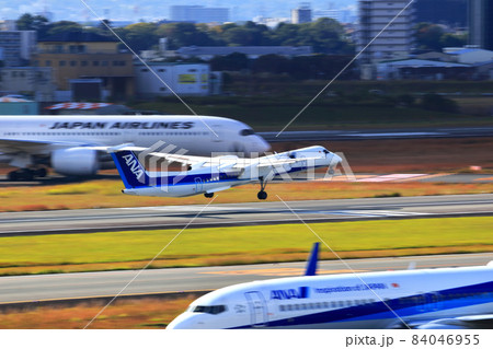 大阪国際空港　ANA　ボンバルディア　DHC8-Q400 プロペラ機　離陸態勢 84046955