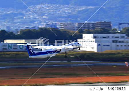 大阪国際空港　ANA　ボンバルディア　DHC8-Q400 プロペラ機　離陸態勢 84046956