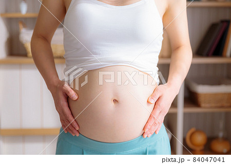 妊娠中期のお腹 16週の写真素材